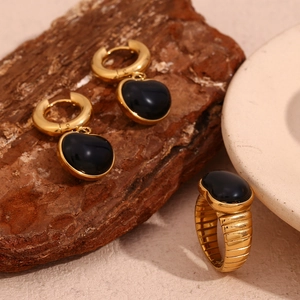 Details des vergoldeten Schmucksets mit schwarzen Onyx-Herzohrringen und breitem Ring