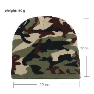 Macro shot of 22cm camouflage knit beanie showing dimensions and 60g weight spec
