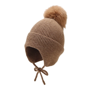 Bonnet tricoté à oreillettes style japonais avec pompon en fourrure et lanières