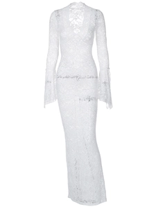 Robe longue blanche en dentelle avec décolleté en V profond et longues manches évasées