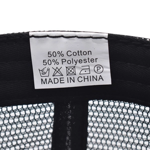 Dettaglio dell'etichetta interna del cappellino mesh in 50% cotone e 50% poliestere di alta
