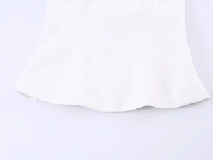 Macro detail van de gladde witte effen geweven stof en strakke zoom van de camisole top