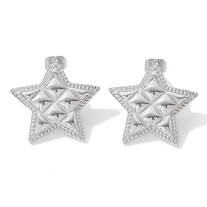 Boucles d'oreilles étoile argentées avec motif gaufré et bordure perlée