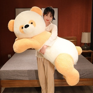 Détail d'une peluche panda géante en tissu texturé doux de couleur pêche et ivoire