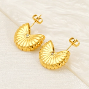 Boucles d'oreilles dorées en forme d'éventail avec texture rayée et zircon incrusté