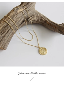 Détail du collier pendentif pièce Elizabeth en argent S925 sur bois naturel