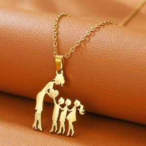 Detail der 18K vergoldeten Halskette mit Silhouette von Mutter und drei Kindern