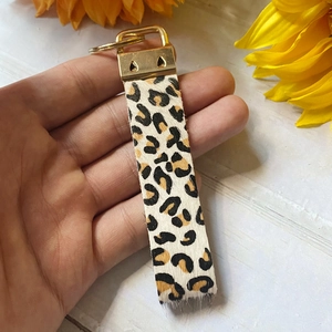 Portachiavi in vera pelle leopardata con chiusura in metallo dorato e finitura soffice