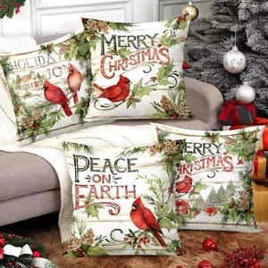 Juego de 4 fundas de cojín navideñas con diseño de cardenales en un sofá cálido
