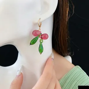 Boucles d'oreilles élégantes en perles de verre avec design de baies rouges et vertes