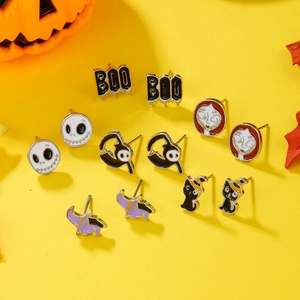 Detail von 6 Paar Halloween-Ohrsteckern mit Jack Skellington- und BOO-Motiven