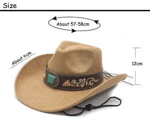 Détail d'un chapeau de cow-boy kaki avec broderie florale ethnique et boucle turquoise
