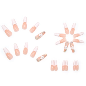 Faux ongles ballerine longs avec fleurs 3D et strass sur base rose nude naturelle