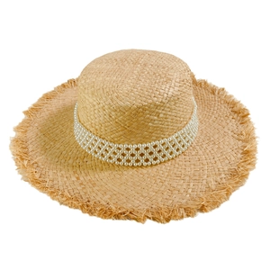 Chapeau de paille à haut plat avec bord large à franges et ruban de perles élégant