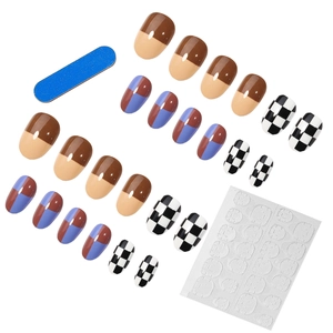 Short checkered press-on nail kit with 24 warm-toned brown and beige pattern pieces
