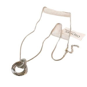 Collier minimaliste en argent avec pendentif multi-anneaux torsadés et chaîne serpent