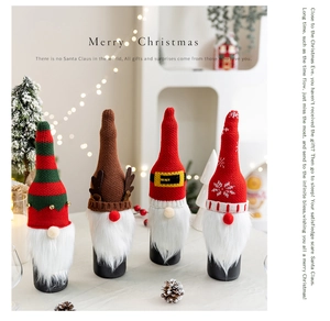 Gemütliche gestrickte Weihnachtsflaschenhüllen mit Wichtelmützen und Kunstpelzbart