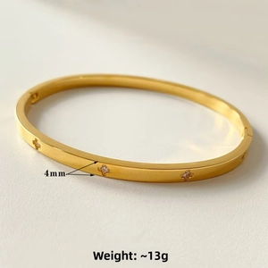 Detailansicht des 4mm Goldarmreifs mit Kleeblatt-Inlay und Angabe des 13g Gewichts