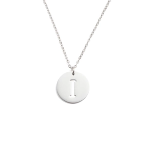 Vue détaillée d'un collier en acier inoxydable avec pendentif rond et lettre I ajourée