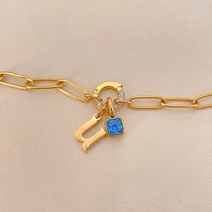 Elegante 14K vergulde roestvrijstalen armband met blauwe steen en letter U-bedeltje