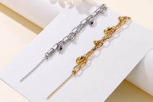Zweilagiges Kettenglied-Armband mit ovalem Anhänger und Perlen in Gold und Silber