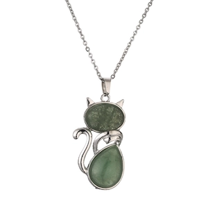 Ethno-Halskette aus Edelstahl in Silber mit Katzenanhänger und grünen Edelsteinen