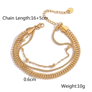 Dettaglio del bracciale a catena multistrato oro con chiusura e targhetta S.Steel