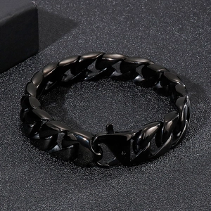 Gros plan sur le bracelet à maillons cubains en acier inoxydable noir pour hommes avec fermoir