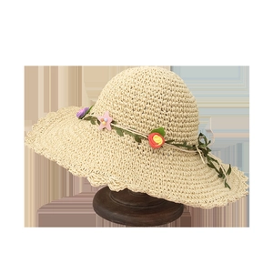 Atmungsaktiver Strohhut mit breiter Krempe, Blumendekor und gewelltem Rand