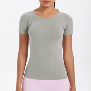 Dettaglio della maglietta sportiva grigia con texture traspirante e cuciture raglan