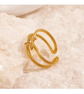 Dettaglio dell'anello in acciaio inossidabile placcato oro 18K con design a croce
