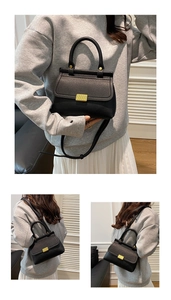 Vues détaillées de la texture en cuir noir et de la boucle dorée de ce sac à main chic