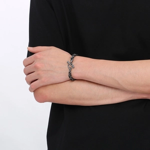 Détail du bracelet chaîne cubaine argentée avec fermoir tête de mort pour homme