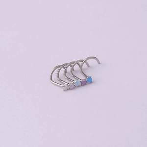 Fünf 20G Titanstahl Nasenstecker mit 2mm bunten Opalsteinen auf rosa Hintergrund