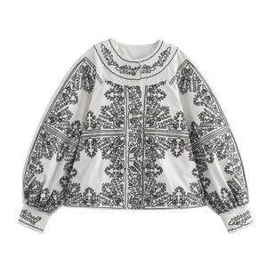Veste blanche pour femme avec broderies noires style bohème et manches bouffantes