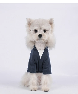 Dettaglio della felpa per cani blu navy con scollo a V e design a doppio strato