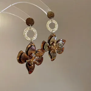 Elegante Harzblumen-Ohrhänger in Bernsteinbraun mit Goldakzenten und Silbersteckern
