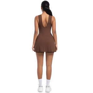 Vista posteriore vestito da tennis marrone con scollo a U e pantaloncini per yoga e golf