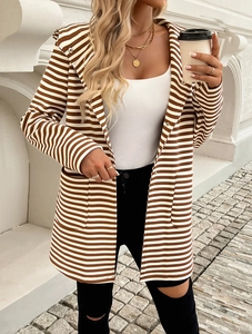 Cardigan con cappuccio a righe marroni e bianche, texture in maglia e vestibilità casual