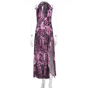 Détail de la taille froncée et de la fente haute sur une robe maxi léopard violette