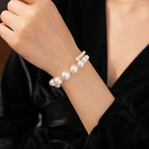 Gros plan sur un bracelet de perles vintage avec perles dorées sur velours noir