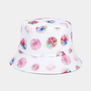 Détail d'un chapeau bob blanc avec motifs tie-dye colorés et texture en tissu sergé de coton