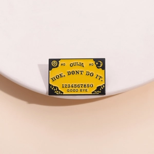 Épingle émaillée gothique planche Ouija avec texte Hoe Don't Do It pour sacs