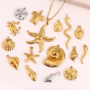 Ciondoli marini in acciaio inox con stelle marine e conchiglie in finitura oro e argento