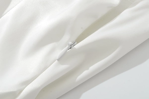 Détail de la fermeture éclair invisible sur robe bustier en satin blanc