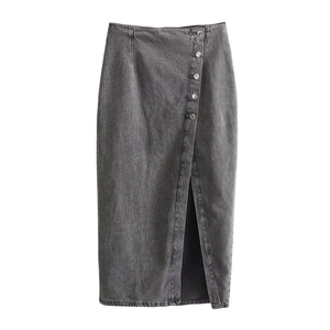 Dettaglio della gonna midi in denim grigio scuro con bottoni in metallo e spacco frontale