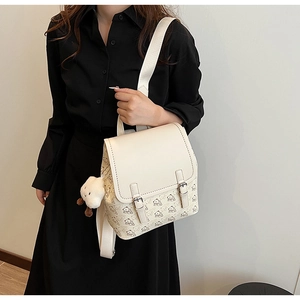 Détail du sac à dos crème tendance avec imprimés ours et pendentif en peluche doux