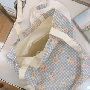 Detailansicht der Canvas-Tragetasche mit Bärenmuster, Innenfutter und Tasche