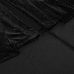 Gros plan sur les coutures en velours noir et la texture fendue d'une robe de soirée