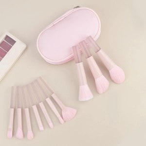 Vista dettagliata di 11 pennelli per trucco rosa con setole sfumate e astuccio coordinato